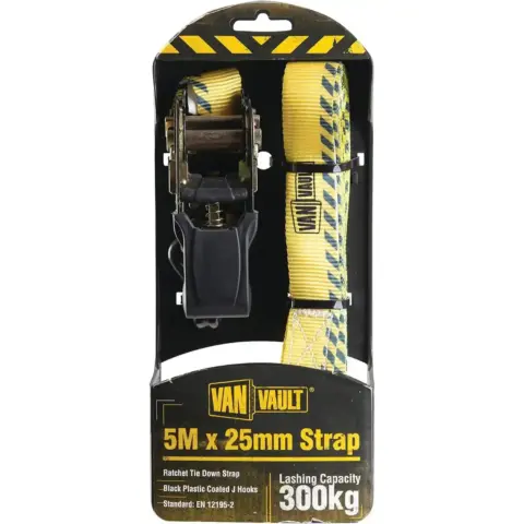 Sangle à cliquet pour camionnette 5 m x 25 mm Les sangles Van Vault sont fabriquées à partir de sangles en polyester durables mais flexibles pour sécuriser les charges pendant le transport – Convient pour une utilisation sur les véhicules industriels, commerciaux et domestiques. Sangle à cliquet de 5 m x 25 mm Certifié EN12195-2 pour une utilisation sur les véhicules industriels, commerciaux et domestiques Capacité d'arrimage : 300 kg Crochets en J recouverts de plastique noir Design britannique